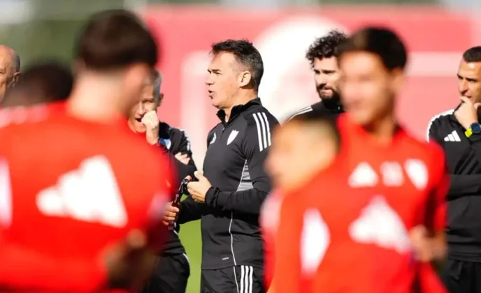 Luis García dirige su primera sesión con Azpilicueta al margen