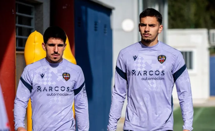Iker Losada se mantiene al margen en la última sesión de entrenamiento
