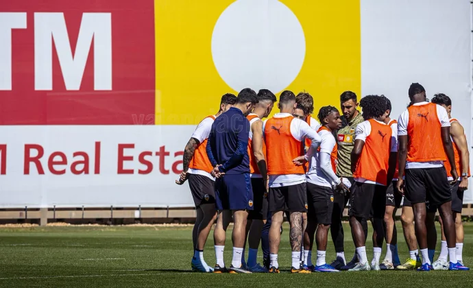 Gayà empieza la semana con el grupo y Ugrinic al margen