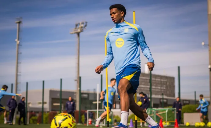 Koundé y Balde queman etapas con el grupo y De Jong lo tiene más complicado