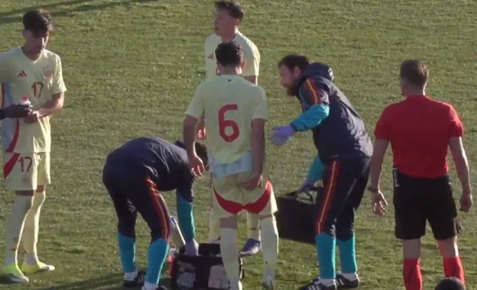 Xavi Espart se retira con molestias de la Sub-19 mientras la RFEF rebaja la alarma