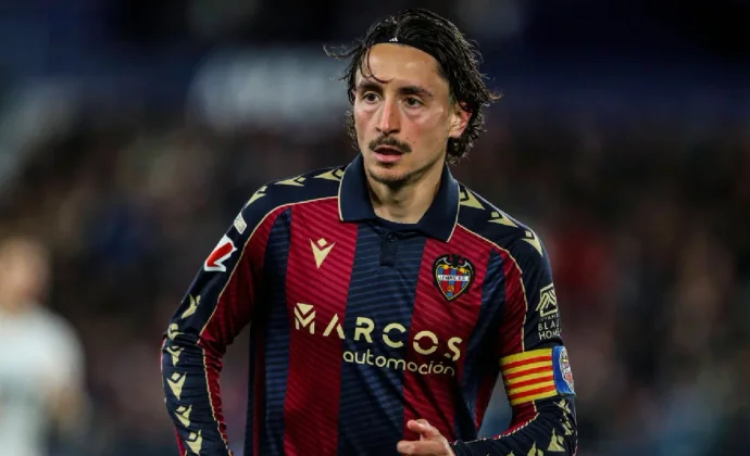 Pablo Martínez, listo para agitar la medular de Luis Castro