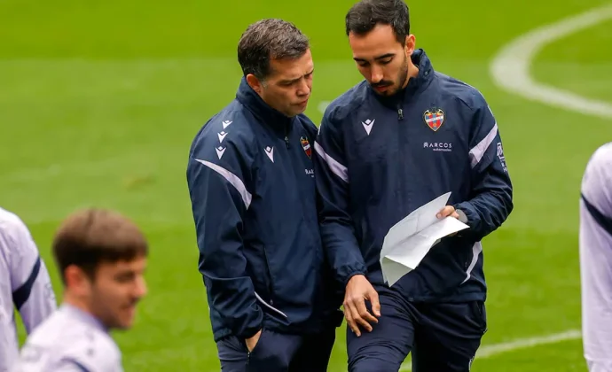 Luis Castro recupera a los internacionales, pero solo entrenan Cortés y Ryan