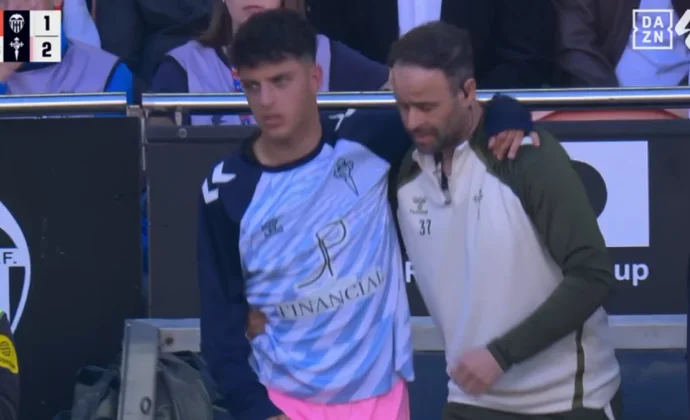 Hugo Álvarez tuvo que ser sustituido al descanso por una lesión de tobillo