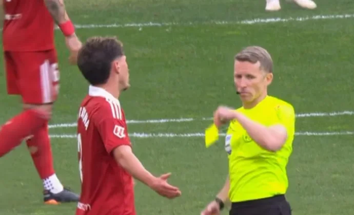 José Ángel Carmona ve su décima tarjeta amarilla y cumplirá su segundo ciclo