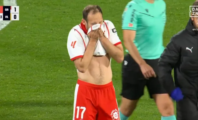 Blind pide el cambio por molestias durante el partido de este lunes