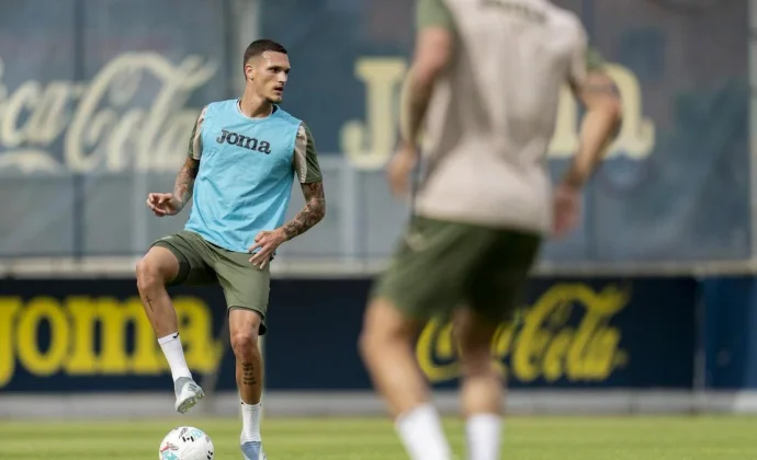 Rafa Marín vuelve al grupo en la primera sesión de la semana