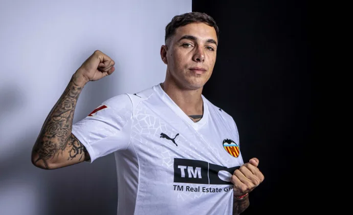 Renzo Saravia apura sus opciones de estrenarse con el Valencia