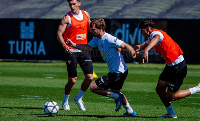 El Valencia completa otra sesión sin los cinco lesionados