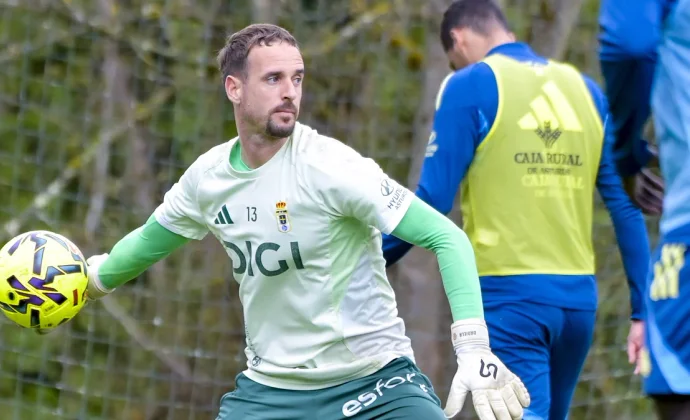 El Real Oviedo sigue preparando el partido de Vigo con tres bajas