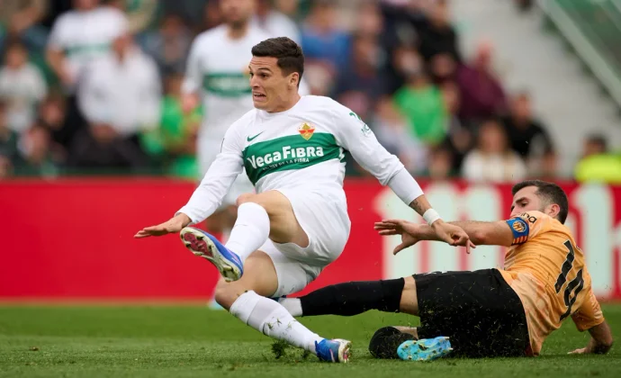 El Valencia tiende la mano al Elche en el precipicio