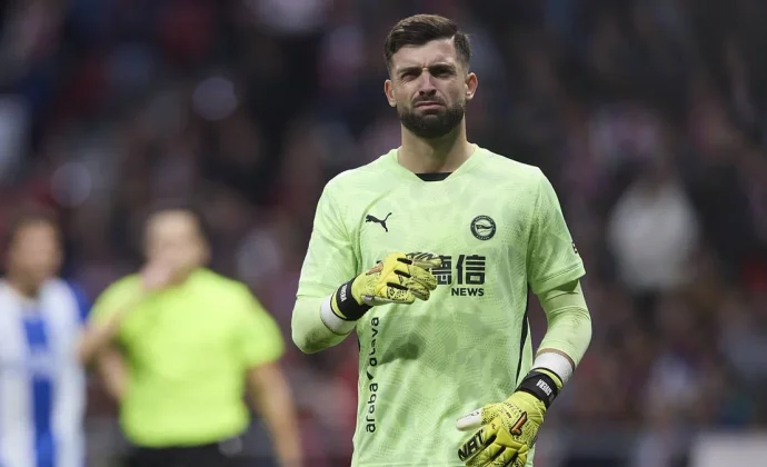 García Verdura otorga el segundo gol de la Real Sociedad a Sivera en propia