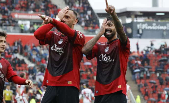 El Mallorca engulle al Rayo en mareas hostiles