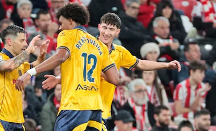 Marcelino retiró a Pau Navarro al descanso porque tenía amarilla