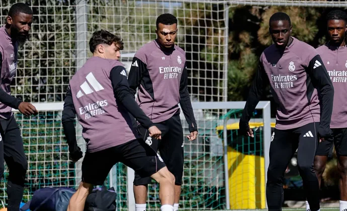 Mbappé vuelve al grupo con un apósito en la ceja