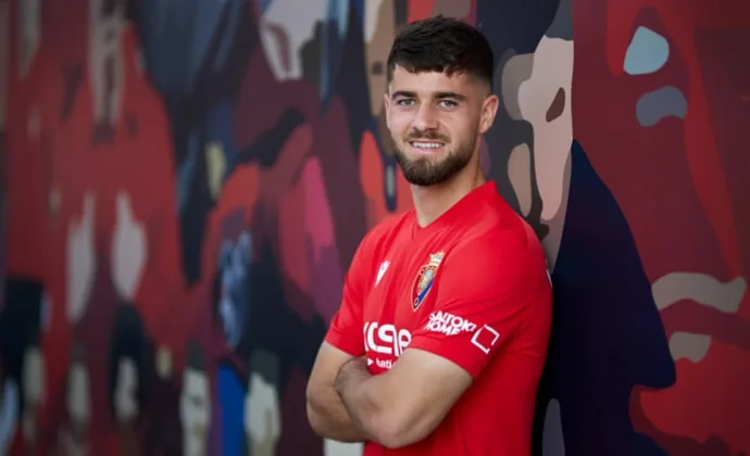 Iker Muñoz se eleva por encima de Lucas Torró