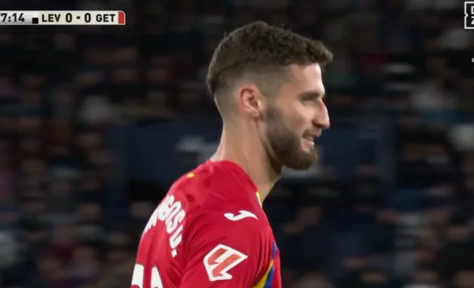 Domingos Duarte ve su décima tarjeta amarilla y se pierde la visita a Anoeta