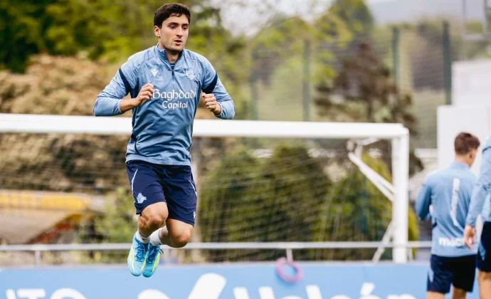 Gorrotxategi, Yangel Herrera y Oyarzabal, con el grupo en la vuelta al trabajo