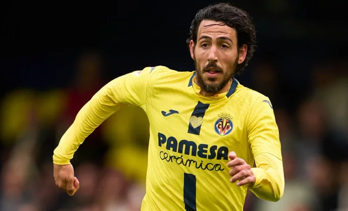 Parejo vuelve a escena en pleno debate sobre su futuro