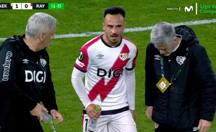 Álvaro García pide el cambio en Atenas por molestias musculares