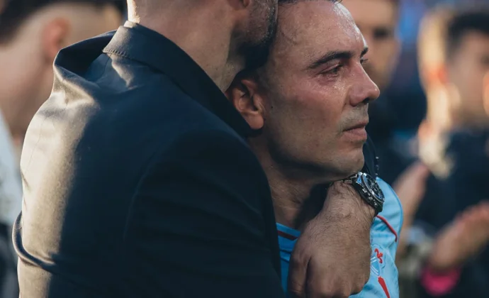 Aspas deja en el aire su futuro