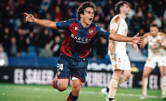 El regreso de Carlos Álvarez podría agitar el once del Levante de tres formas