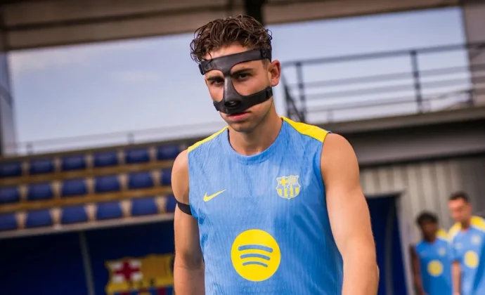 Fermín vuelve al grupo con máscara y Bernal sigue al margen