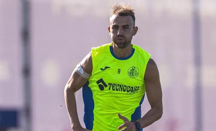 Mayoral se calza las botas y ya acaricia el césped