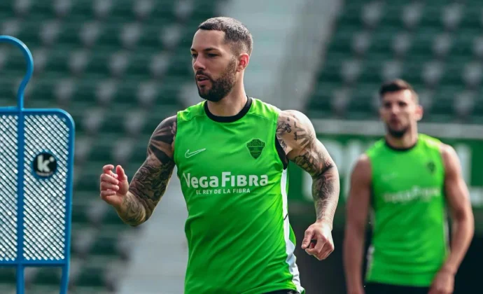 El Elche se ejercitó este domingo pendiente de Buba Sangaré y el alta de Aguado y Diangana