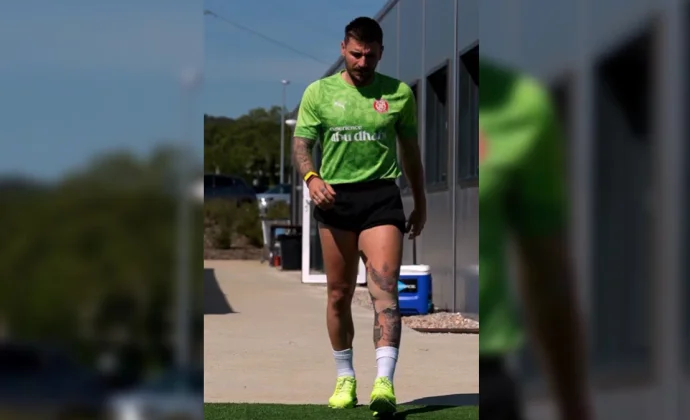 Portu se calza las botas, pisa césped y encara el último mes de su recuperación