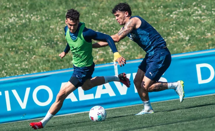 El Alavés completa la última sesión con la única baja de Benavídez