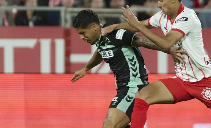 Cucho fue sustituido por unas molestias en la rodilla