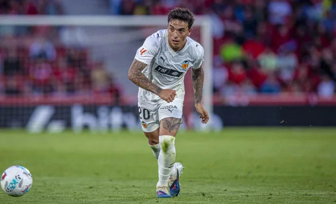 Una rendija en el once para Renzo Saravia