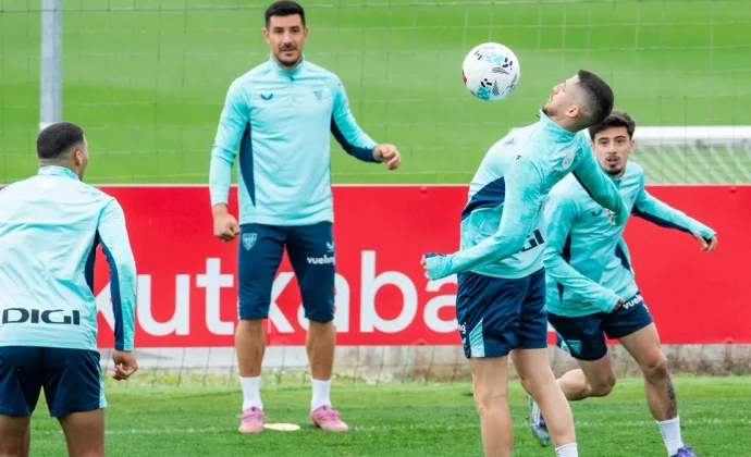 Yuri y Yeray, con el grupo en una sesión sin Laporte