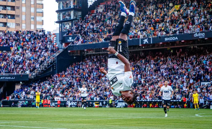 El Valencia sigue esquivando la lava con acrobacias