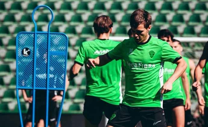 El Elche se ejercitó este domingo en el estadio sin Adam Boayar