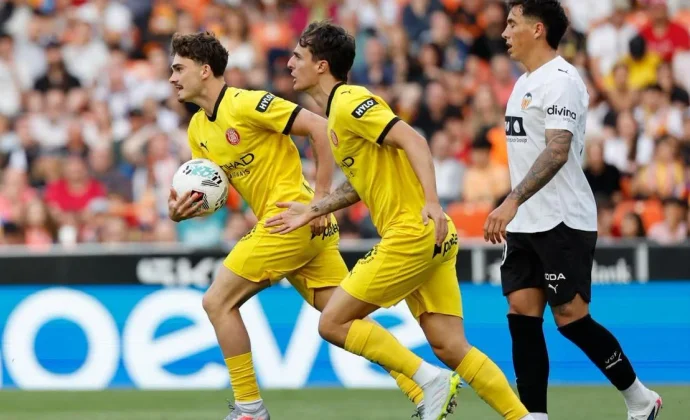 La defensa de tres gustó a Míchel en el segundo tiempo en Mestalla