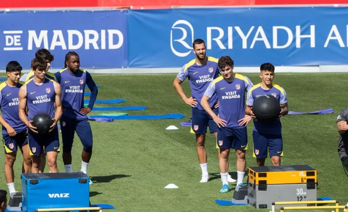 Lookman y Hancko repiten con el gurpo. Barrios y Giménez, bajas contra el Arsenal