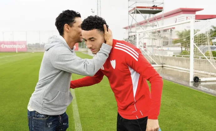 Vargas y Azpilicueta, con el grupo. Marcao, Suazo y Söw, al margen