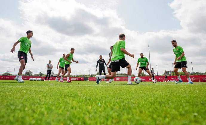 El Girona avanza sin sus cinco lesionados y pendiente del alta de Van de Beek