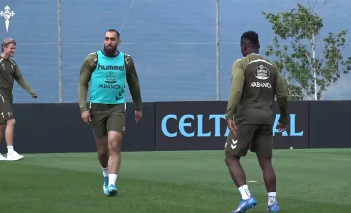 Starfelt anda por el césped y Swedberg sigue al margen