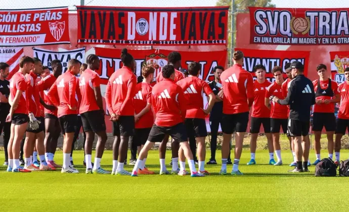 Suazo, Söw y Azpilicueta, con el grupo este jueves