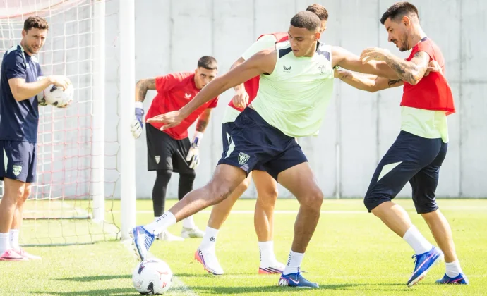 Yuri vuelve al grupo tras la gestión de cargas de ayer
