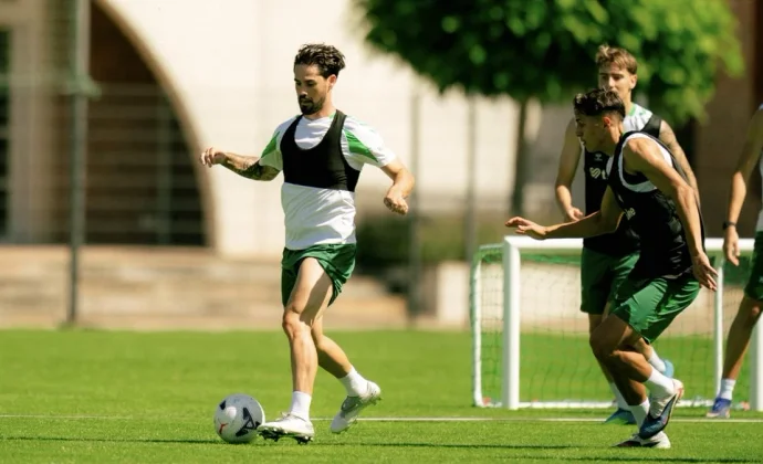 El Betis encadena otra doble sesión en Alemania sin los dos lesionados, Antony ni los internacionales