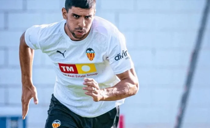 El Trabzonspor presenta su oferta al Valencia por Cenk Ozkacar y pelea con el Schakle 04