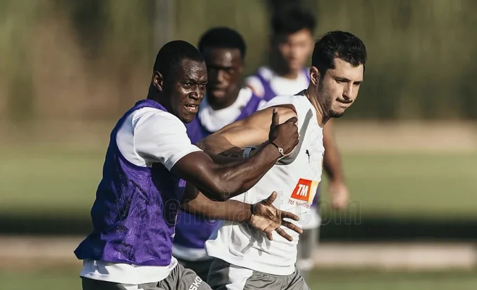 Corberán pone en práctica un 4-3-3 con Sato por la izquierda