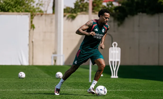 Éder Militão ya toca balón y entra en una nueva fase de su recuperación