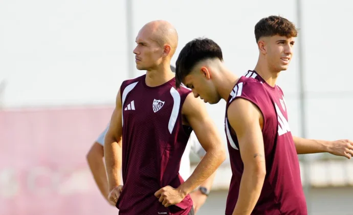 Vargas sigue gestionando cargas y Robbie Ure no puede entrenar por un trámite burocrático