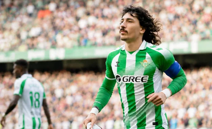 Bellerín enciende las alarmas tras pedir el cambio ante el Inter