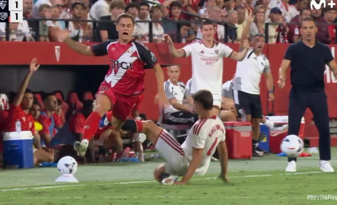 Kike Salas empaña su partido 100 con una roja directa ante el Rayo